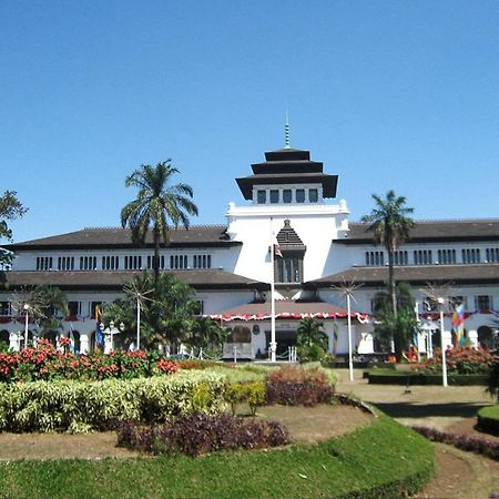 Bantal Guling Alun Alun Bandung Hotel Buitenkant foto